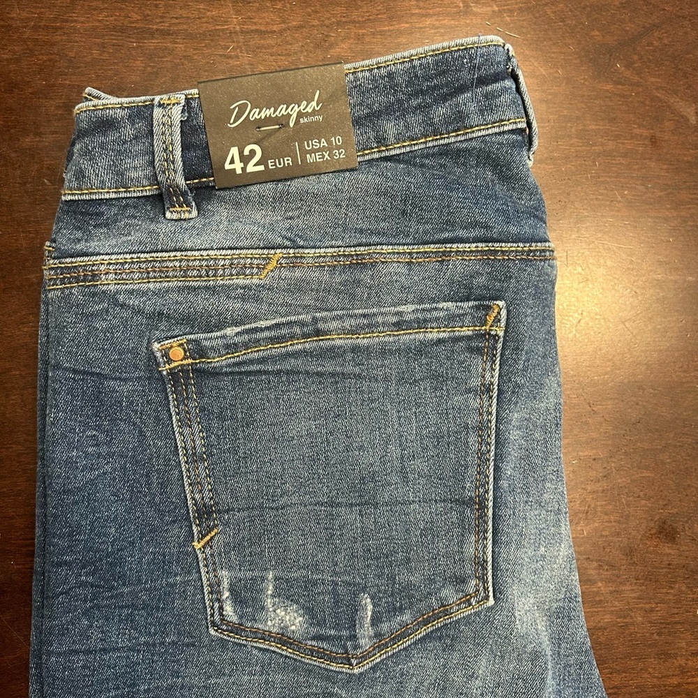Zara Women's Skinny Jeans in Faded Blue with Frayed Hem - Picture 2 of 10